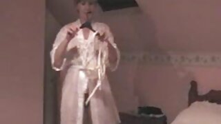 Muljetavaldav noor tüdruk, keda on puurinud vanem mees