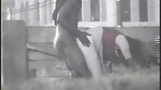 Väikese rinnaga beebi Cameron Canela saab perses suure riista poolt