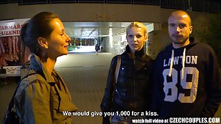 Noor sulgpalli armastav neiu saada perses POV